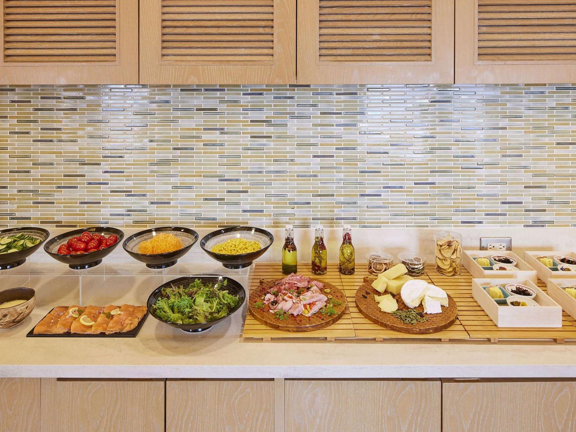 Swissotel Nankai Осака Экстерьер фото A salad bar