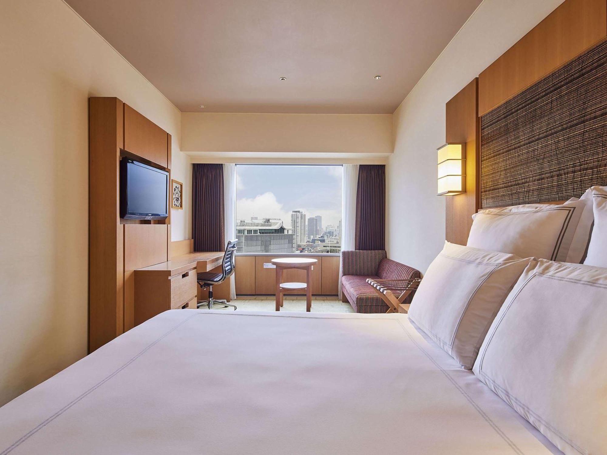 Swissotel Nankai Осака Экстерьер фото A room at the hotel