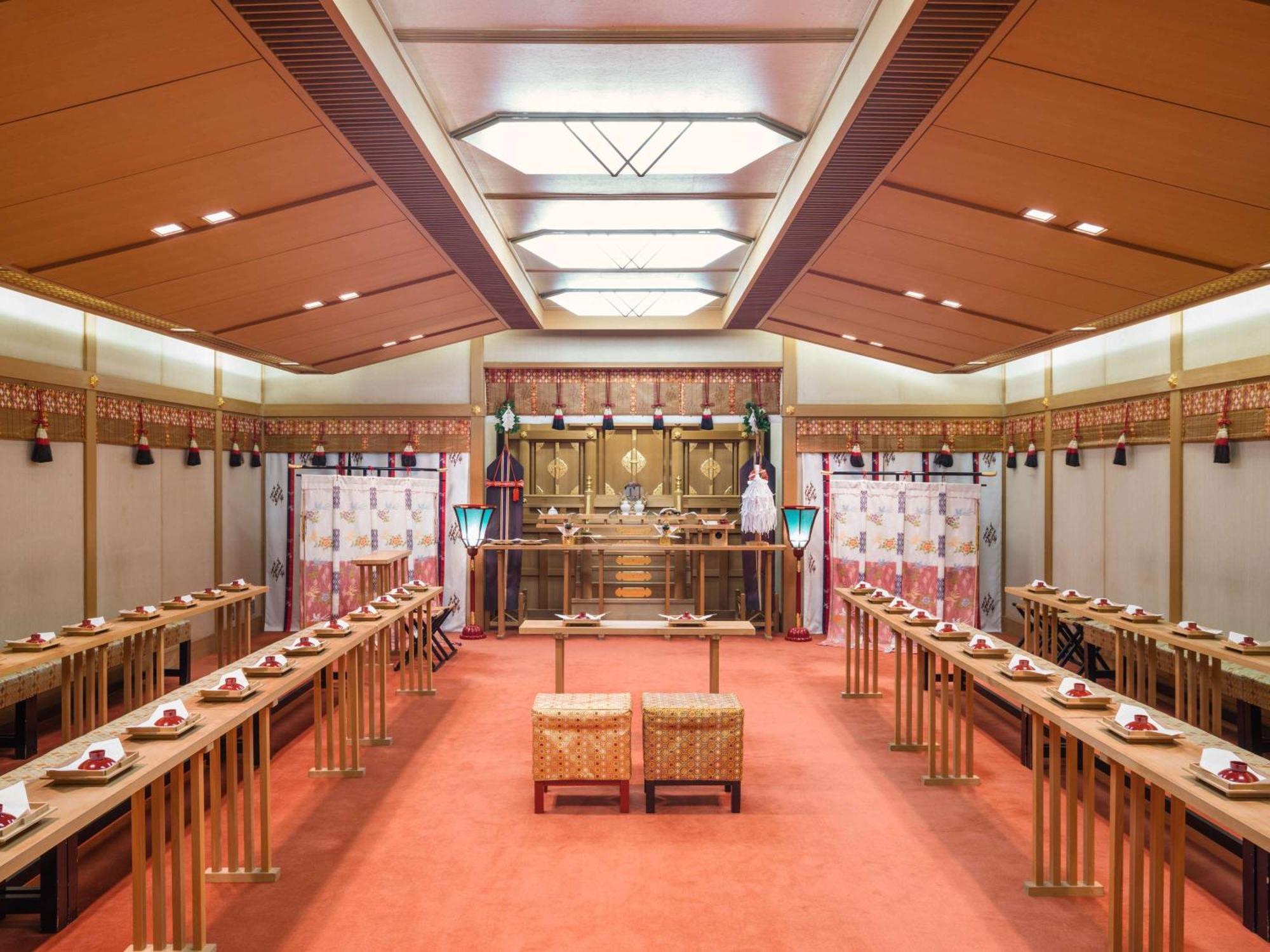 Swissotel Nankai Осака Экстерьер фото The interior of a shinto shrine